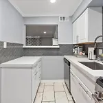 Montrose Modern Gem With Fast Wi-Fi & Free Park