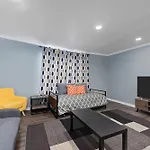 Montrose Modern Gem With Fast Wi-Fi & Free Park