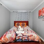 Montrose Modern Gem With Fast Wi-Fi & Free Park