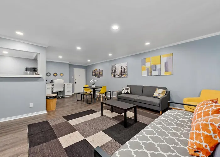 Montrose Modern Gem With Fast Wi-Fi & Free Park
