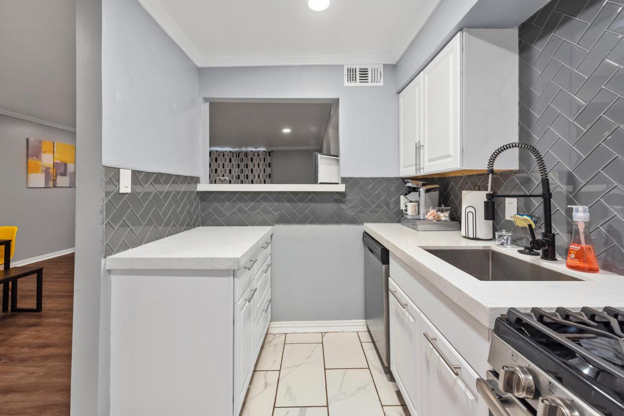 Montrose Modern Gem With Fast Wi-fi & Free Park * Houston