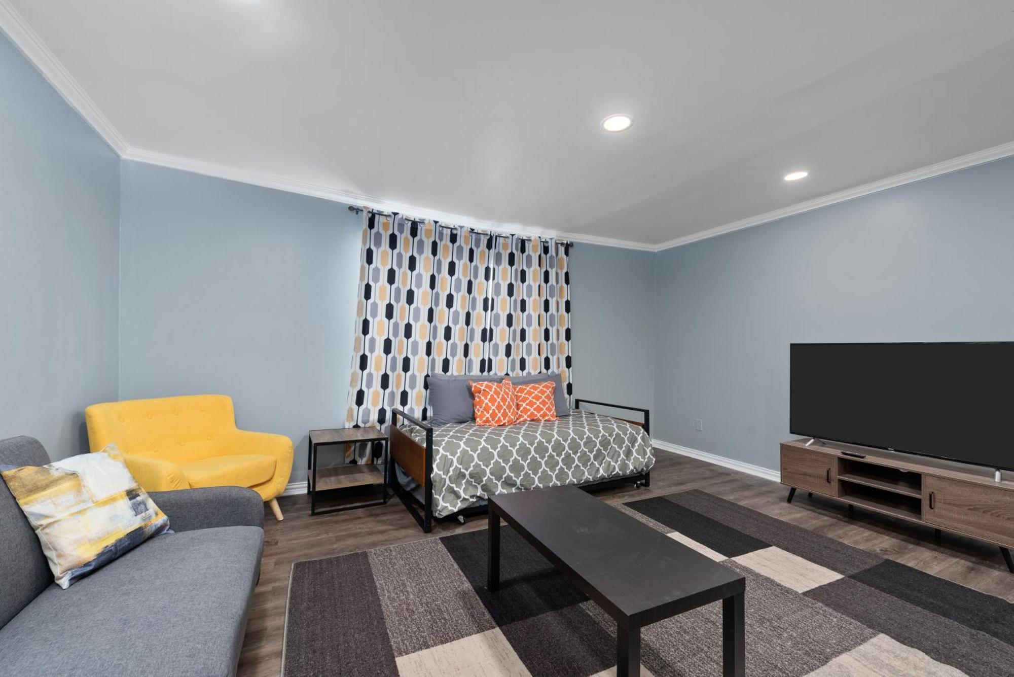Montrose Modern Gem With Fast Wi-fi & Free Park Houston