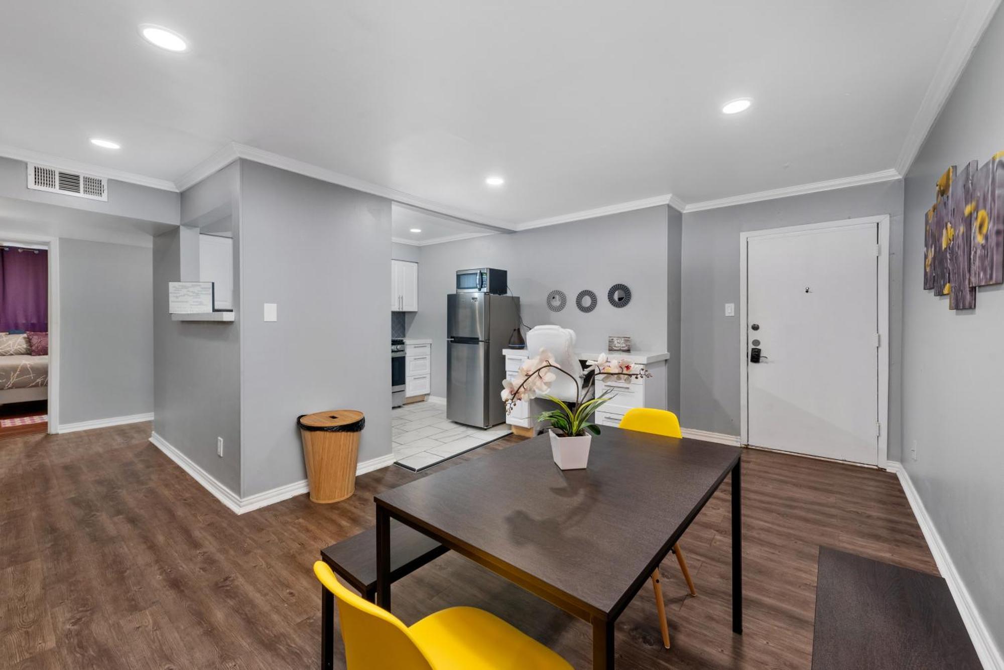 Montrose Modern Gem With Fast Wi-fi & Free Park Apartment *