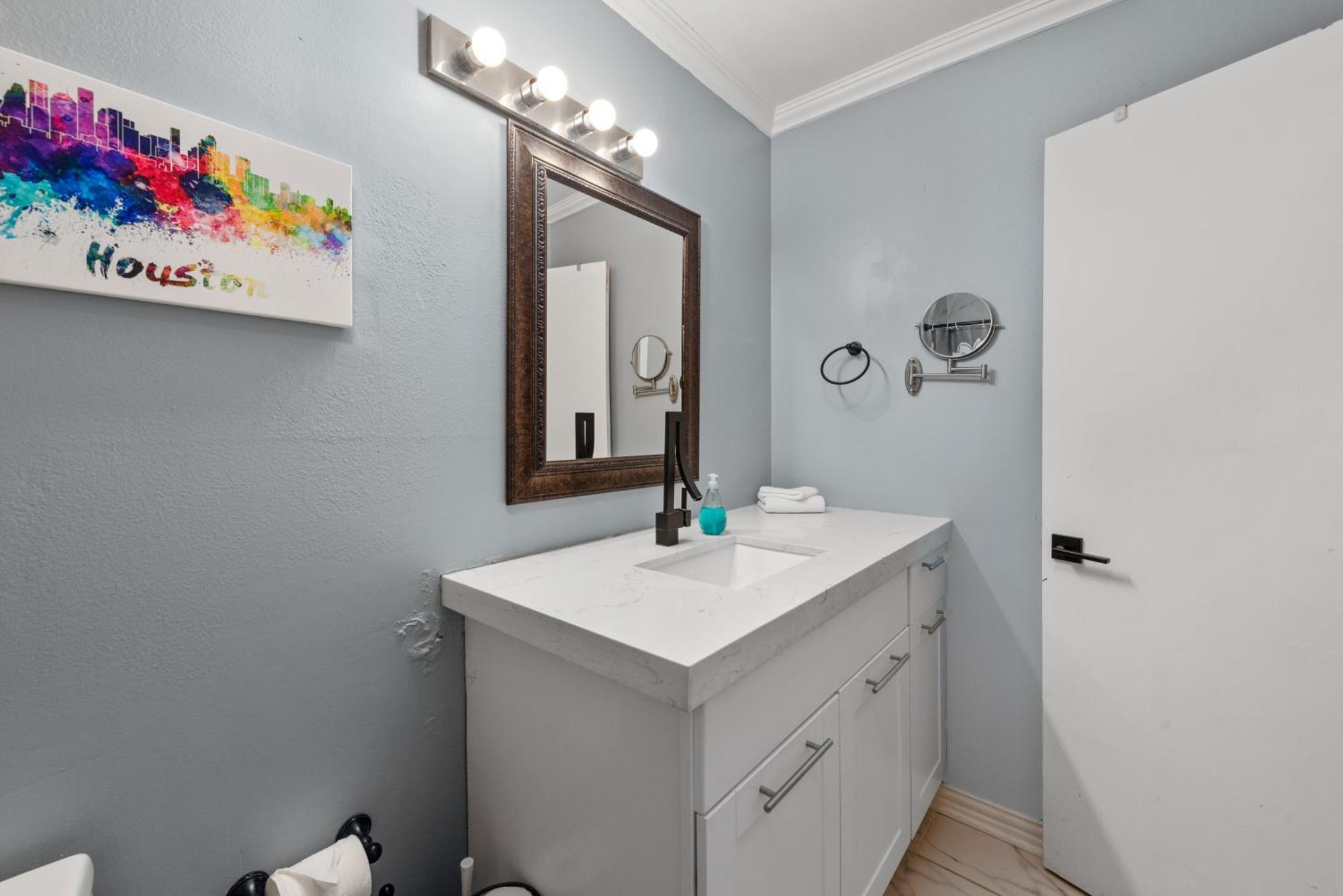 Montrose Modern Gem With Fast Wi-fi & Free Park Apartment Houston