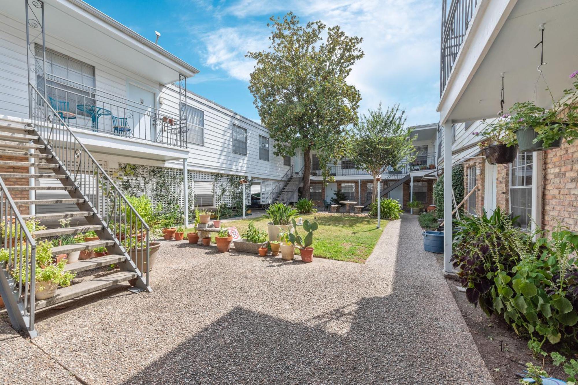 Montrose Modern Gem With Fast Wi-fi & Free Park *