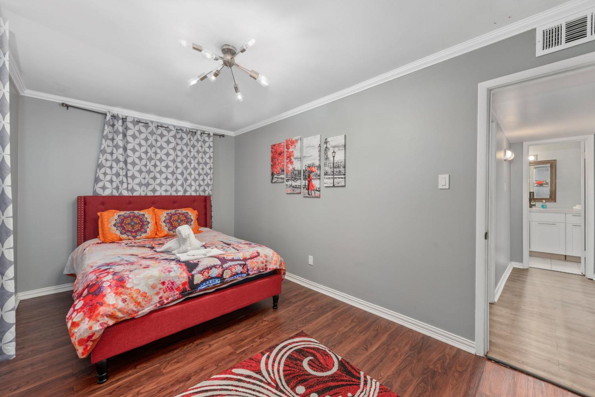 Montrose Modern Gem With Fast Wi-fi & Free Park Apartment *