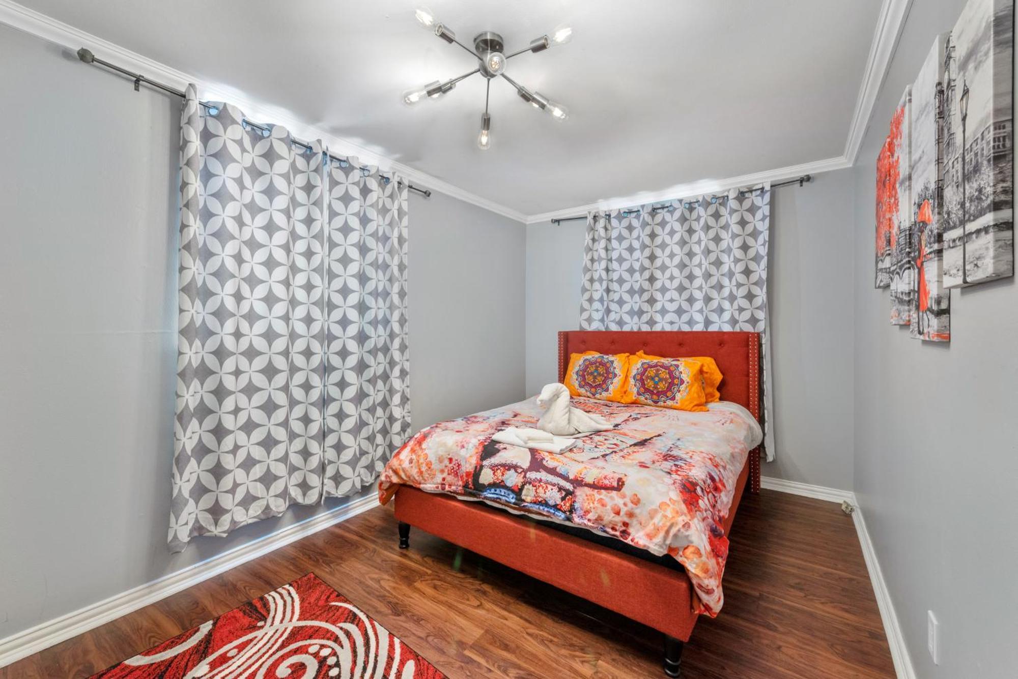 Montrose Modern Gem With Fast Wi-fi & Free Park *